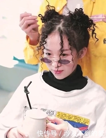 卷发|小姐姐做卷发,理发师用筷子来完成 网友:最萌的泡面头