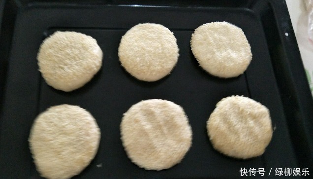 想吃酥饼不用买,教你最简单做法,一卷一擀,酥脆掉渣,越嚼越香