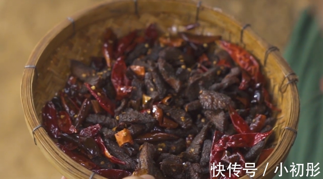 大碗|野外自制麻辣牛肉干,鲜香有嚼劲,一大碗吃到撑!追剧必备