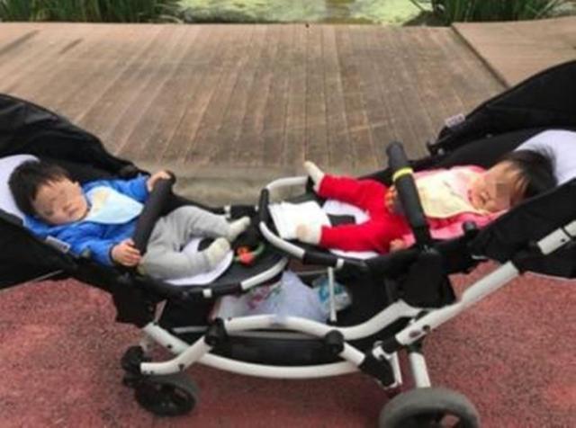 脊柱|宝宝不满这个月龄不建议坐婴儿车,对脊柱有影响,爸妈别大意了