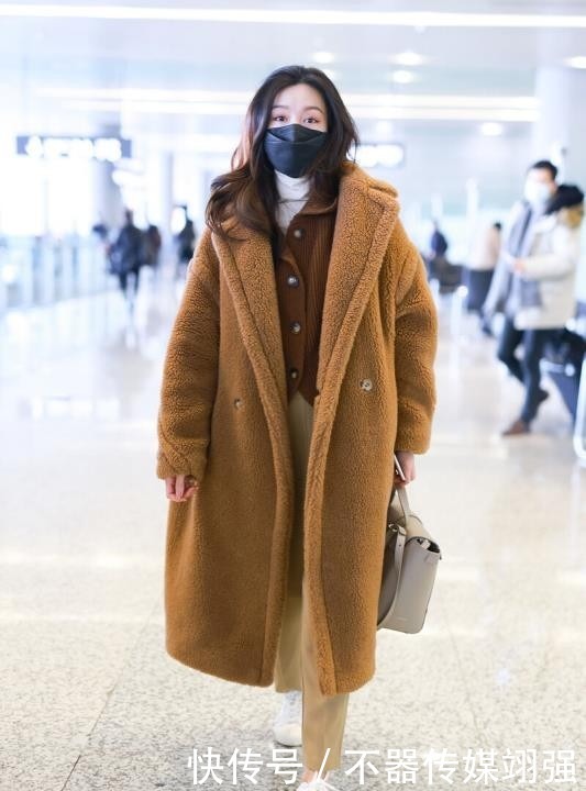 今年大衣流行这样穿,造型很显气场,内搭的处理很关键