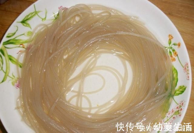 泡粉条不要只用水，学会这一招，5分钟就能泡好，粉条劲道有嚼劲