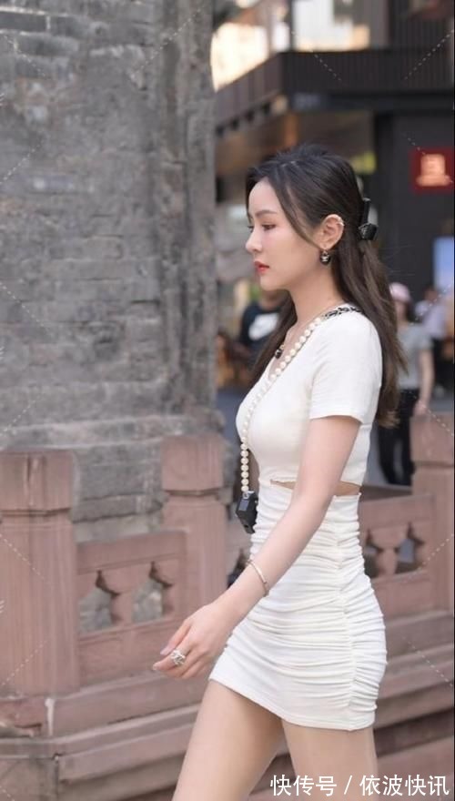 风衣 街边穿风衣的美女,穿出不一样的风彩,轻松穿出女神范