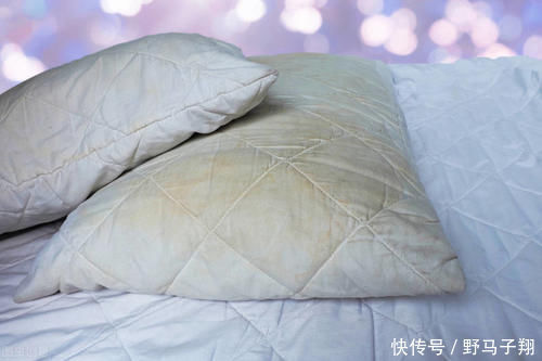 枕头几天不洗全是螨虫,家政阿姨教我一招,不用水洗,螨虫全消失