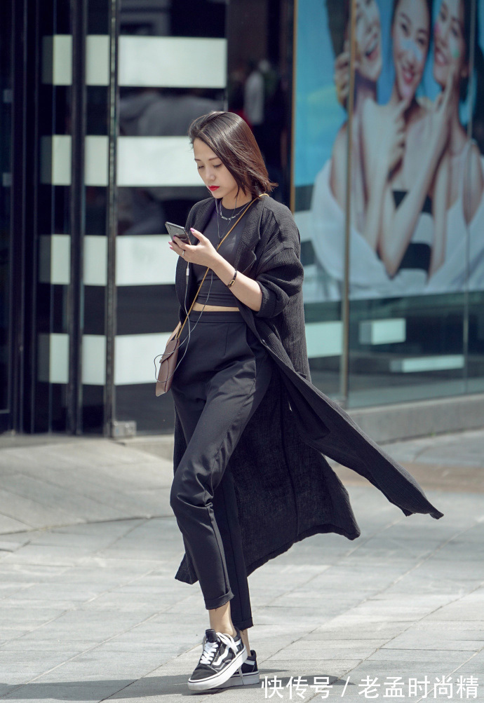 牛仔裤|街拍,斗蓬大衣搭配紧身背心与牛仔裤,轻松让你气场全开!