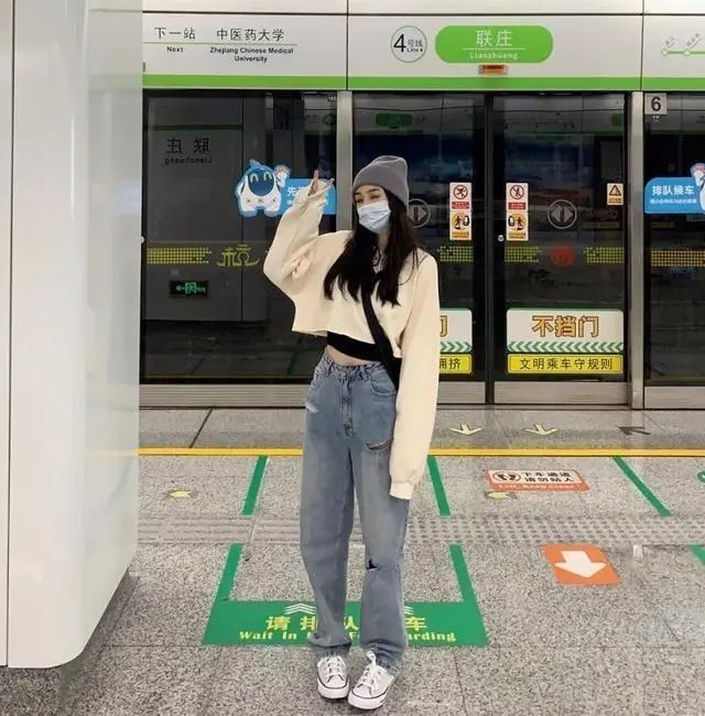 最近流行一种显高穿搭,叫“短卫衣+高腰裤”,小个子照着穿就对