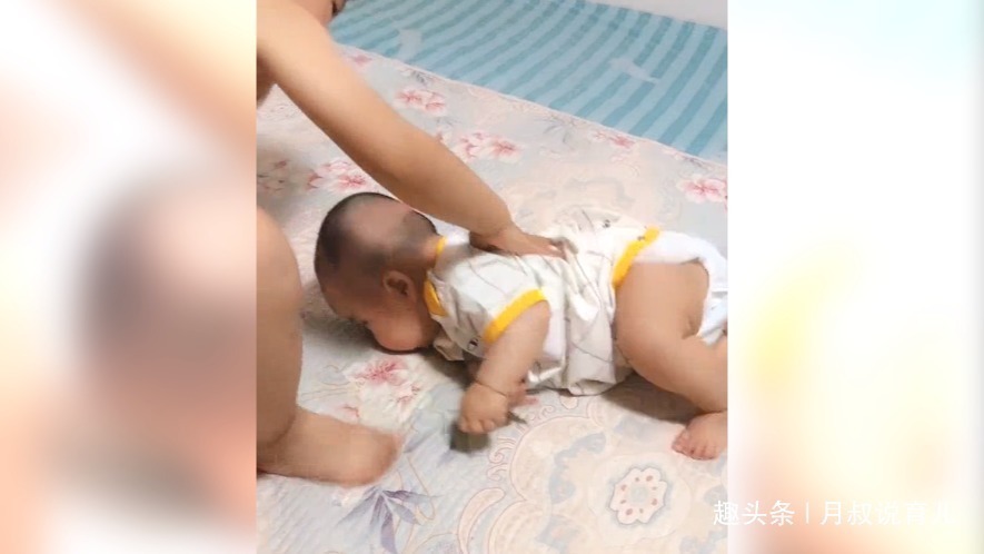 小知识|弟弟刚学翻身,哥哥看见就过去帮忙了,网友 中国好哥哥上线了