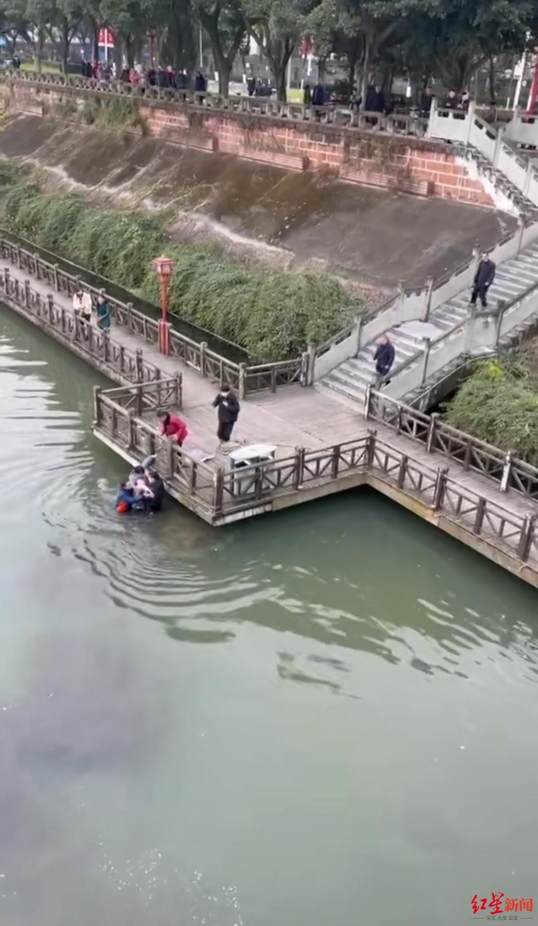 女子|眼见女子落水，29岁工程师从10多米高桥上跳下救人：平时就是热心肠
