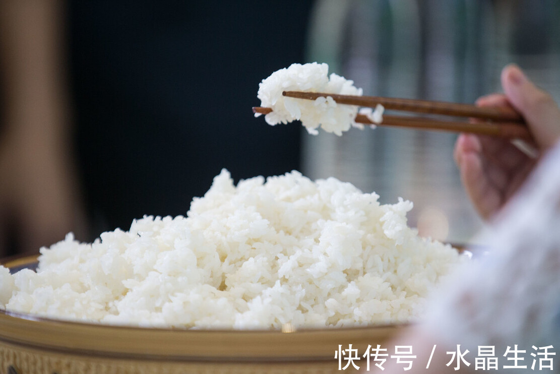 米饭|煮米饭,只加水是大错,教你2个技巧,米饭粒粒分明,又香又软