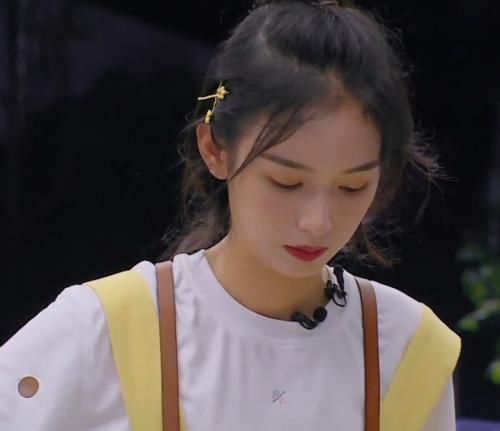 周也用毛巾挡镜头被怼脸拍,妆容斑驳满面油光,21岁皮肤过分真实