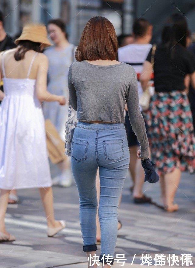 时尚|美女街拍牛仔裤搭配灰色防晒衣，时尚穿搭彰显迷人一面