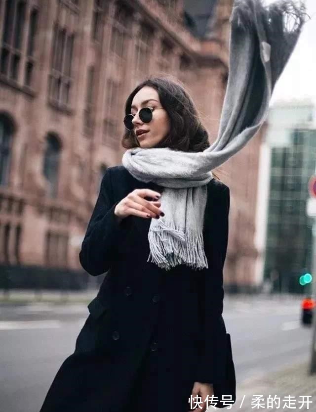 法则 酷爱穿黑色大衣的女人!打破沉闷全靠“一条绳”,时髦更显气质!