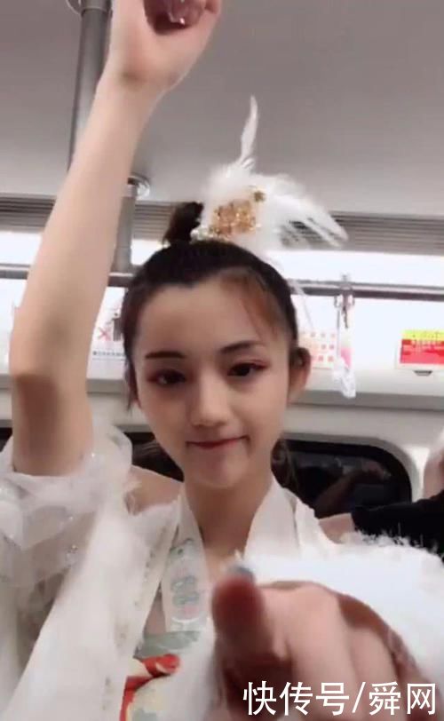 衣裳|“汉服小姐姐”在地铁走红，看到有人偷拍她做出了这一个动作