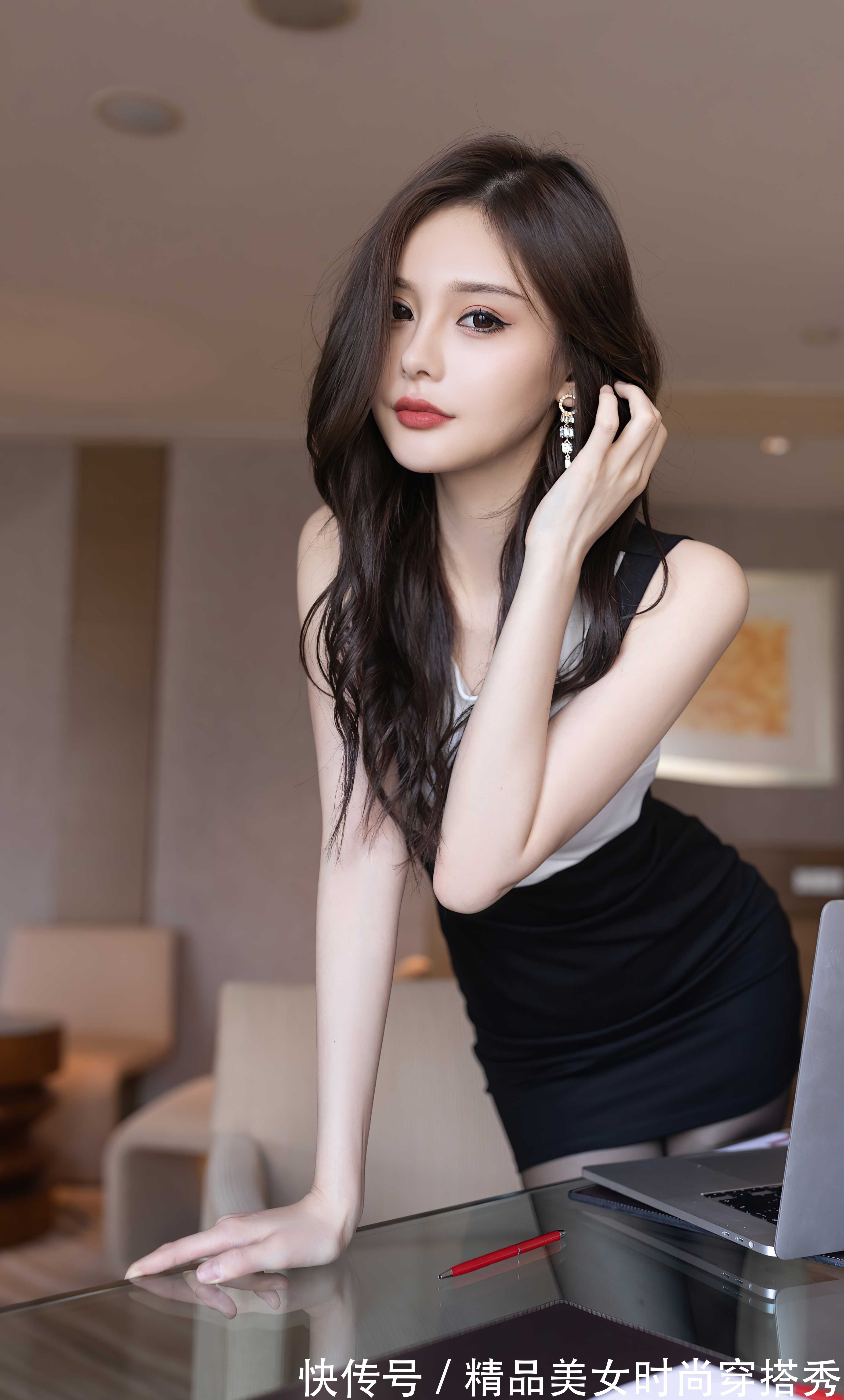 高跟鞋 黑色连衣裙无袖的设计清凉有型,搭配一双高跟鞋,优雅精致迷人