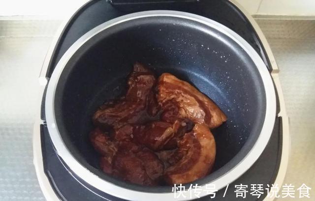 整块五花肉丢进电饭煲，不放油不加水，30分钟出锅，好吃到舔盘
