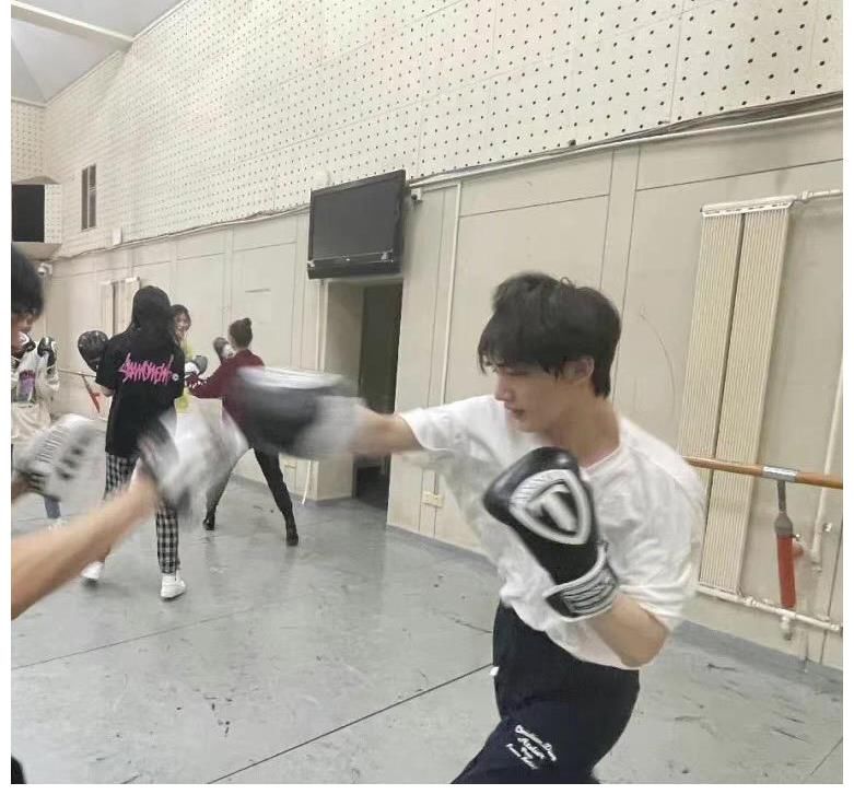 丁程鑫兩次缺席時代少年團節(jié)目錄制，公司沒任何補償，隊友很愛他