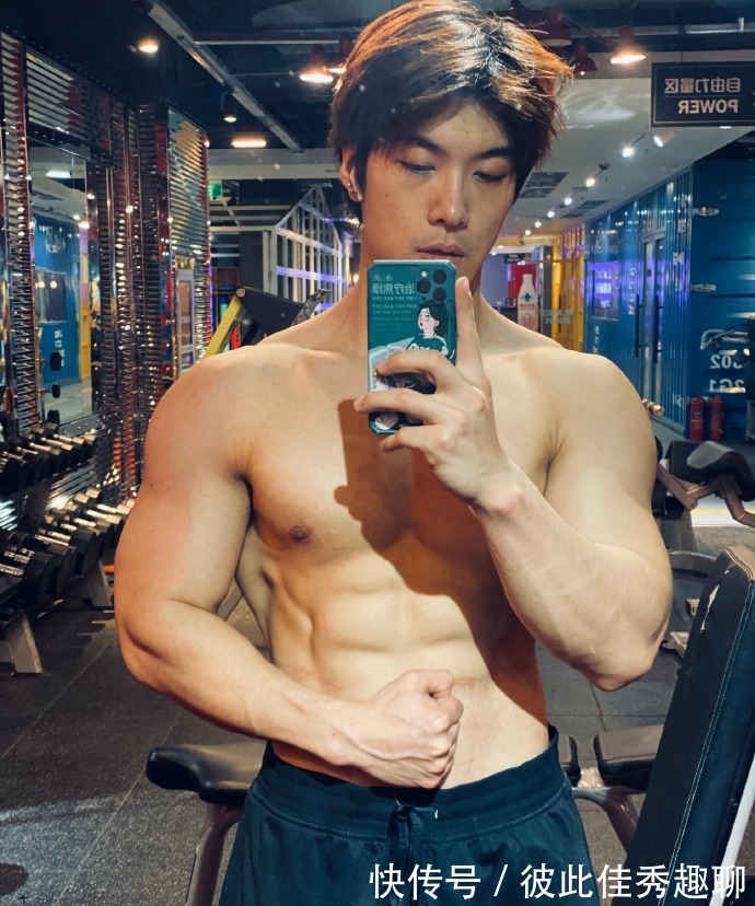 健身|爱健身的90后,胸肌发达麒麟臂健壮,在健身房常丢衣服!