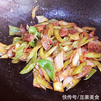 红椒|暖冬这道香辣下饭菜——芹菜炒腊肠，暖胃暖身又暖心