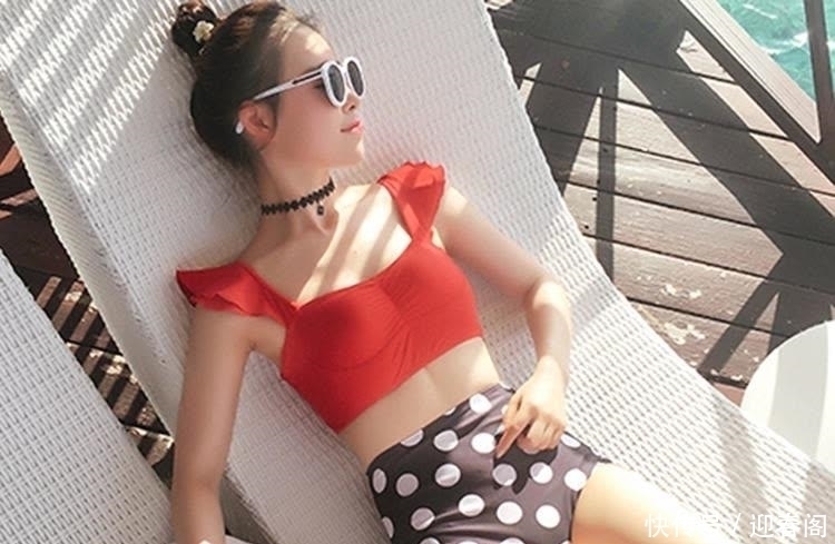 姑娘趁芳华正茂，漂亮泳衣穿起来，美美身材秀出来