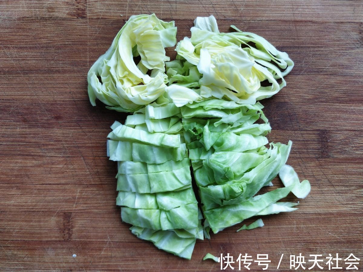 鸡蛋|在家做早餐饼，鸡蛋搭配卷心菜，好吃又美味