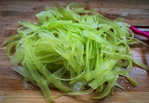 块钱|做凉拌菜,首选这个菜,比黄瓜脆,比萝卜甜,一斤才要2块钱