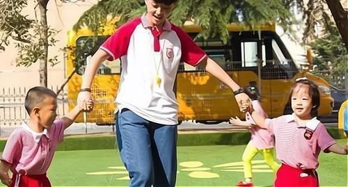 妈妈|幼儿园发孩子午睡照,宝妈看完该反思了,这些衣服还敢给孩子买吗