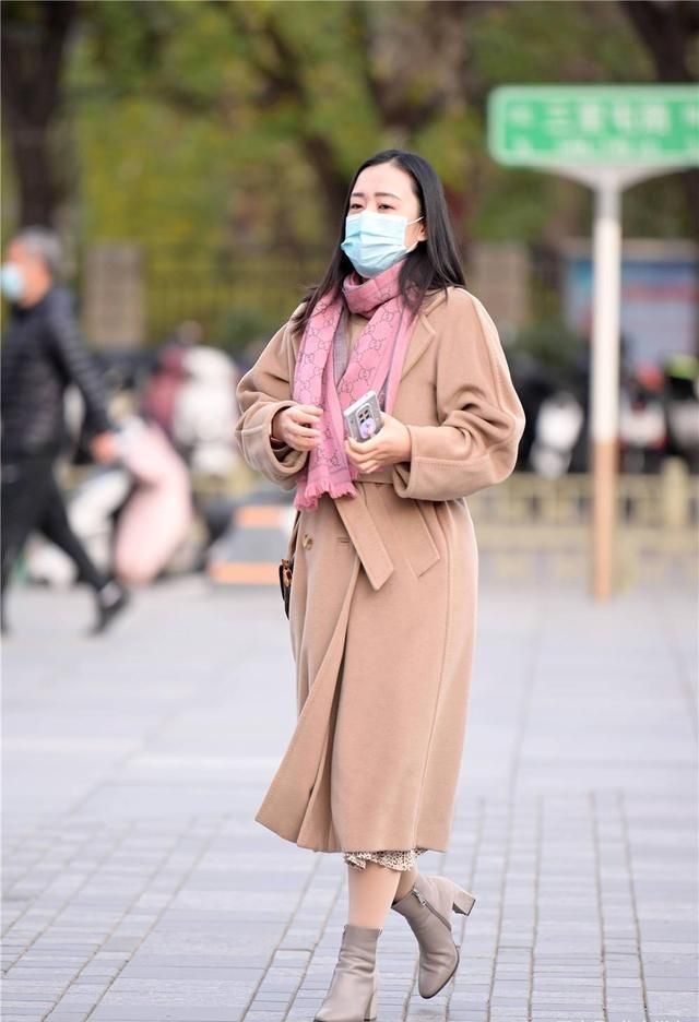 搭配|街拍:冬季的大衣别总是挑选黑色,尝试浅色搭配,会有不一样的感觉
