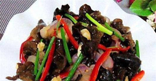 酒店厨师长透漏凉拌木耳小技巧,调汁才是关键,很多人都做错了