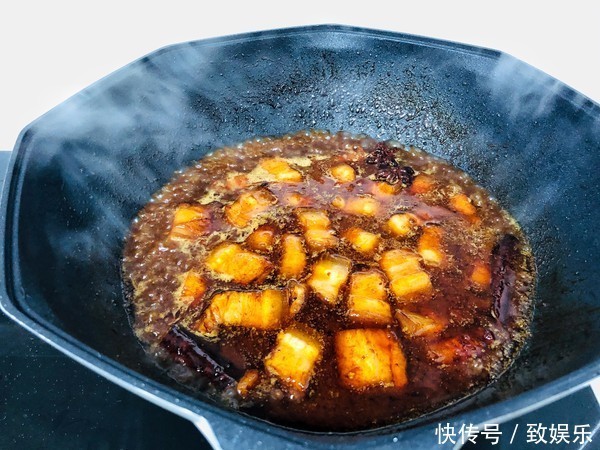 做红烧肉时,冰糖不是要点,大厨偷偷放点“它”,一大锅不够吃