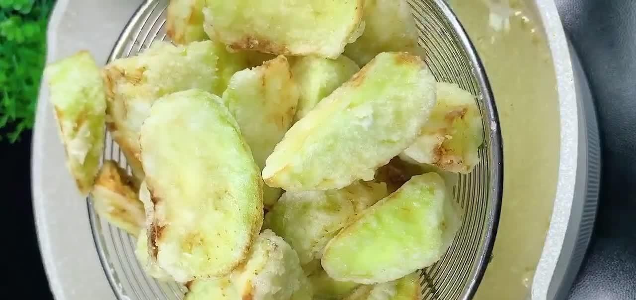 红烧茄子怎么做孩子爱吃？建议搭配西红柿，酸甜味美软嫩鲜香