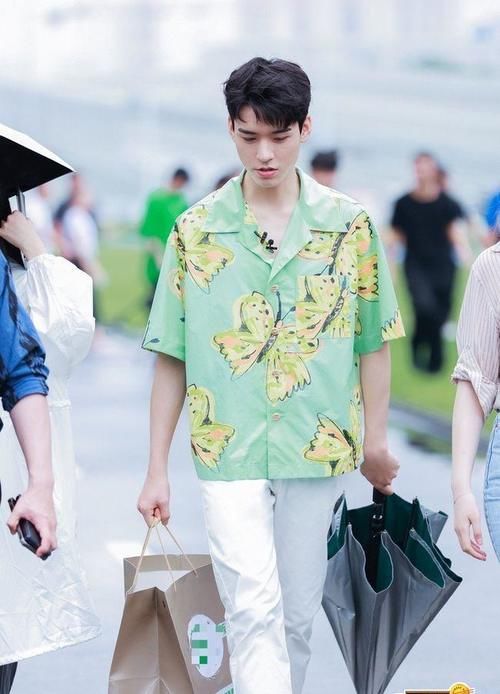 龚俊|《中餐厅》更新,龚俊身穿花蝴蝶衬衫太养眼,妥妥的“大学生”