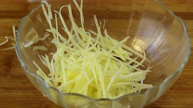 土豆上插上1根筷子，教你简单一做，比吃大鱼大肉还过瘾