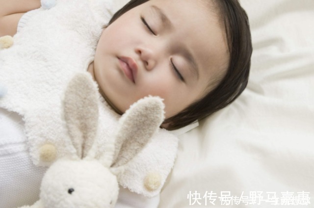 小动作|婴儿睡觉时,若发生这3个小动作,说明大脑发育的不错,别担心