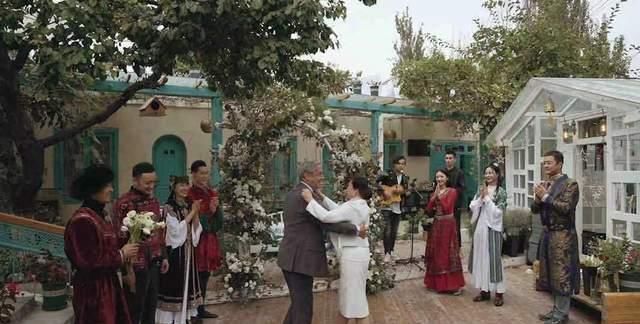 王智|李亚鹏亮相央视综艺,穿蓝袍与撒贝宁组CP,合唱王菲的歌不尴尬