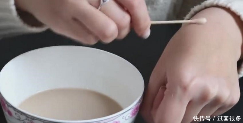 搅拌均匀|脸上皱纹越长越多教你一个好方法,皮肤光滑有弹性,省钱还管用