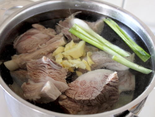 怎么熬好羊骨头汤?无论清汤奶白汤,最忌乱放香料,无肉味汤不鲜
