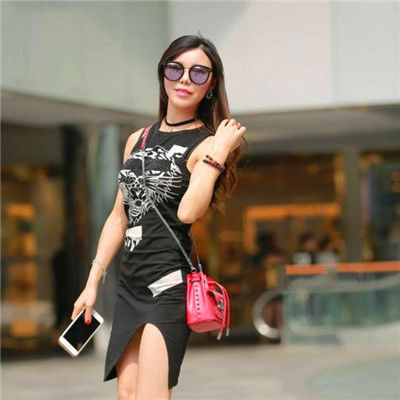 街拍:身材高挑的小姐姐,骨感的美人,回头一笑百媚生