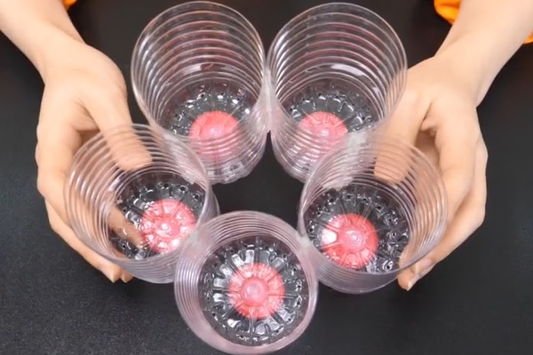 把5个塑料瓶粘在一起,放在厨房里,一年能省不少钱,太实用了!