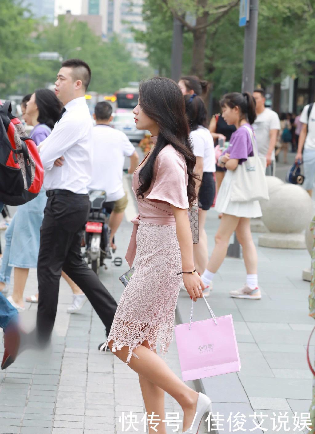 偏要穿“勒脖圈”上衣,固执的美妇,成为街上的焦点