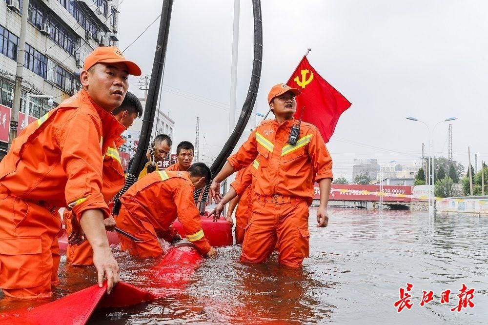 京广铁路|武汉救援队驰援新乡，积水5米深的新乡人民中路短暂通车，抽排还在进行中