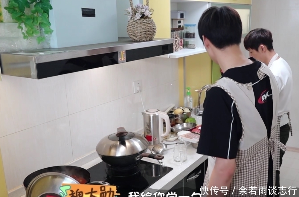 調(diào)料|魏大勛一把將調(diào)料倒進(jìn)鍋中，誰注意他接下來舉動(dòng)何炅要哭了