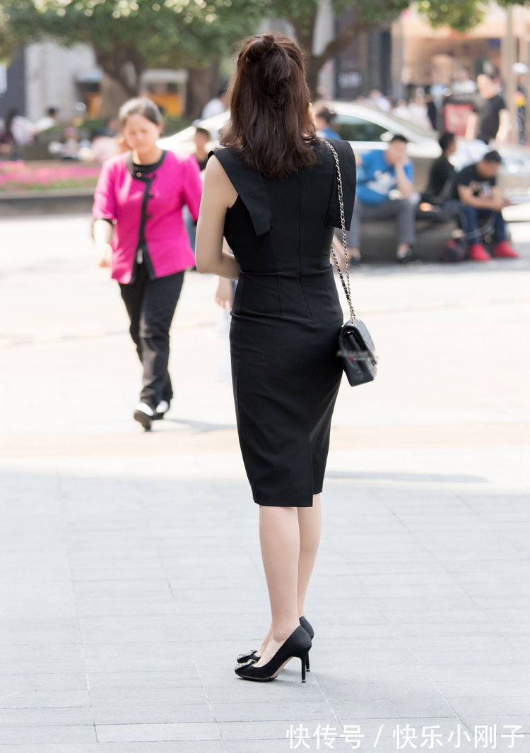 小姐姐 偶遇气质女生,穿搭无袖版的小黑裙,优雅地展现出迷人的气韵