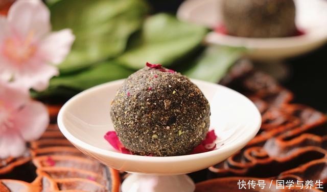 冬天常吃黑芝麻丸，教你三黑配方，不用九蒸九晒，做法太简单了