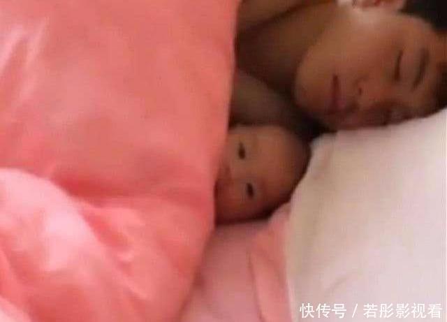 宝宝没睡醒,妈妈赶着去做早餐,走到门口回头感动泪流