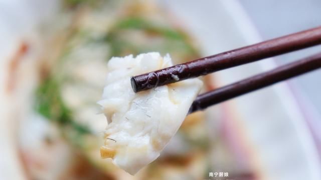 清蒸鲈鱼,冷水下锅还是开水下锅厨师做对了,鱼肉鲜嫩无腥味
