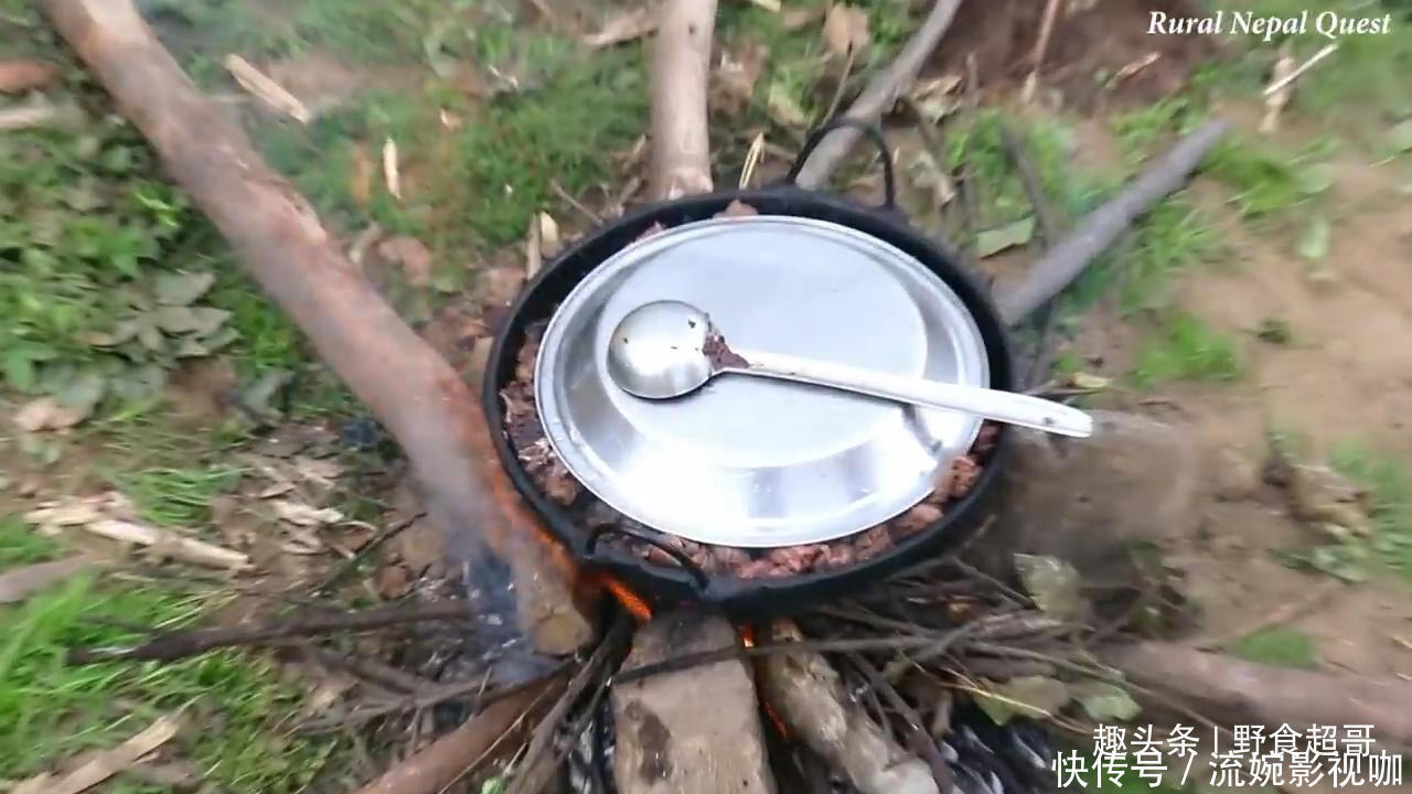 中国小伙在尼泊尔花8000卢比买下一头羊,请当地老人吃羊肉