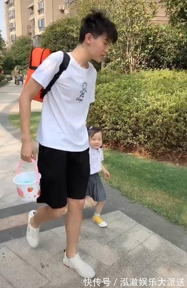 大宝|大20岁的哥哥送妹妹去上学,怕被老师误会是爸爸,费尽心思扮年轻