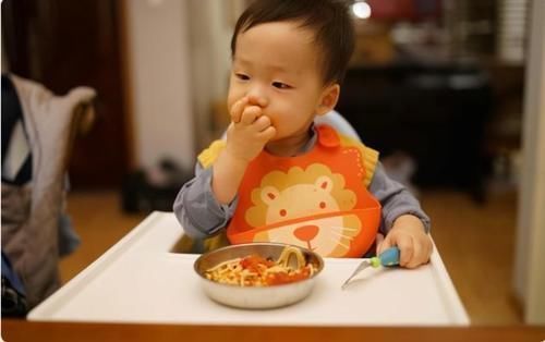 辅食|宝宝到了1岁就能吃大人饭?如果没达到3个标准,建议家长再等等
