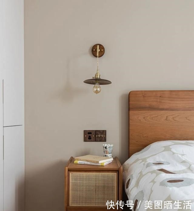 玄关柜|68平的精致两居室，独居小妹妹真懂生活，双面柜的设计非常巧妙！