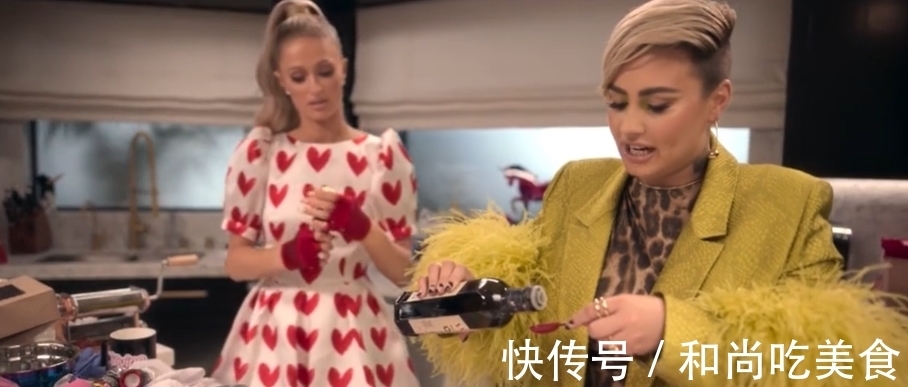 真人秀|希爾頓下廚真人秀,喂狗吃魚子醬,廚具鑲滿鉆石,網(wǎng)友們:毫不做作